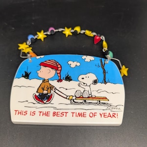 Department 56 Peanuts - Decorazione natalizia da parete - Immagine in ceramica di Snoopy e Charlie Brown con luci e ghirlanda di fili a forma di stella