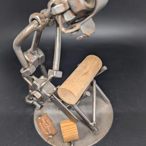 Hinz & Kunst Schrauben und Muttern Skulptur mit Säge