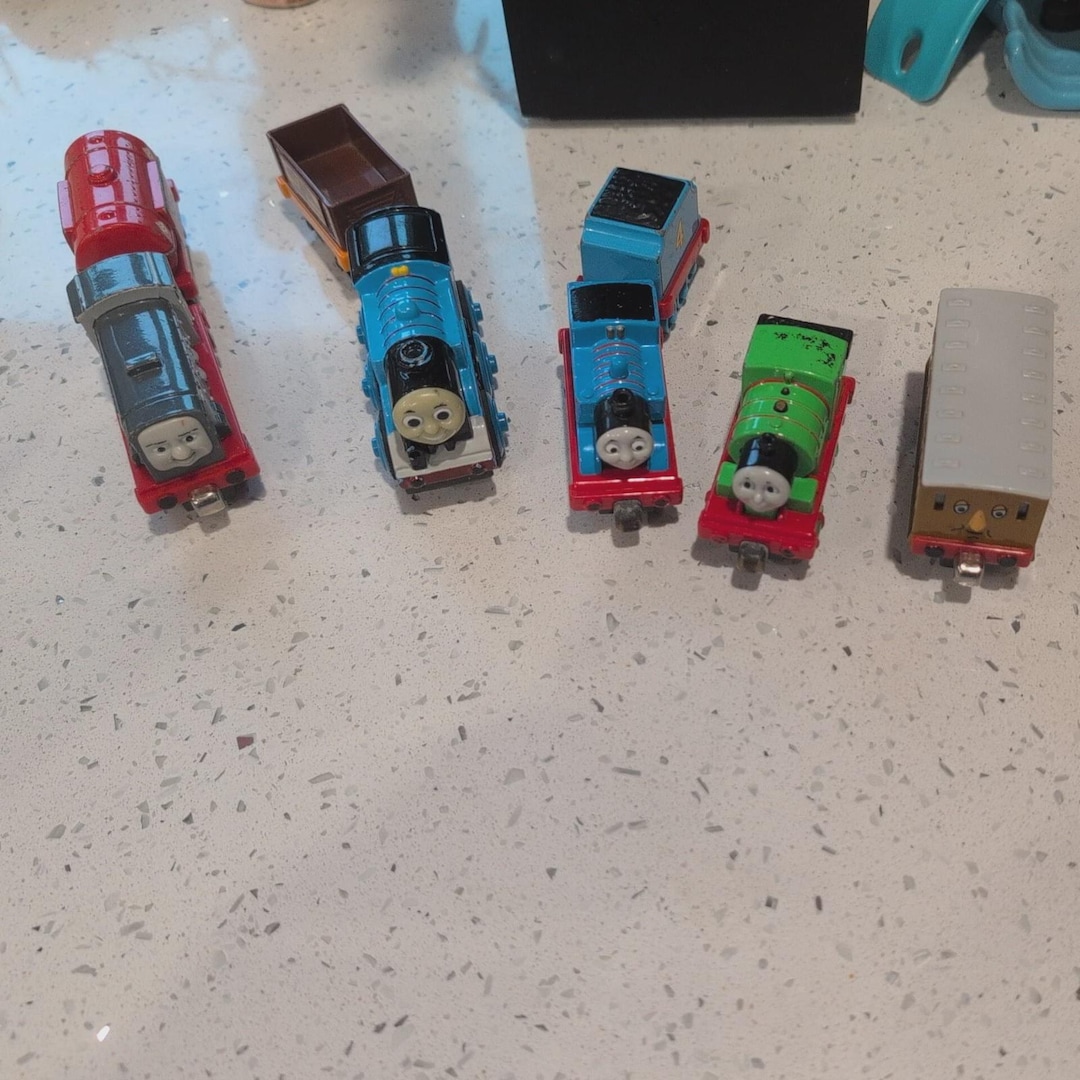 lot-of-8-thomas-the-tank-engines-cars-magnetic-attachments-dennis