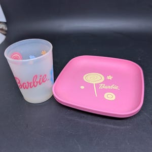 Könnte beinhalten: Ein Set aus drei Keramikbechern mit gesprenkelter, matter Oberfläche. Jeder Becher hat eine andere Farbe: hellblau, creme und grau. Die Becher haben ein schlichtes, modernes Design mit runder Form und bequemem Griff.