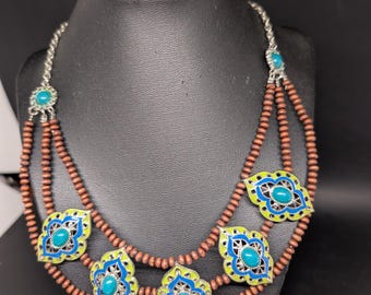 Collar babero de tres hebras con cuentas de madera, detalles de turquesa sintética y decoración esmaltada - Estilo bohemio