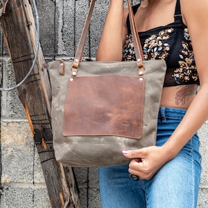 Handgemaakte draagtas van gewaxt canvas met leren zak en verstelbare riem - Made in USA