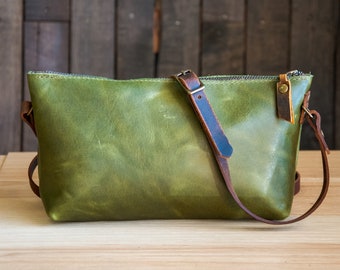 Neues moosgrünes, umweltfreundliches Leder in Kleinserie | Die Mini-Zipper Moss Green Tasche mit Umhängeriemen | Limitierte Auflage