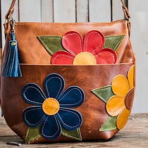 Umweltfreundliche Marie-Ledertasche in limitierter Auflage | Geschwungener Boho-Stil mit Quaste | Flower-Power