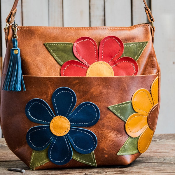 Umweltfreundliche Marie-Ledertasche in limitierter Auflage | Geschwungener Boho-Stil mit Quaste | Flower-Power