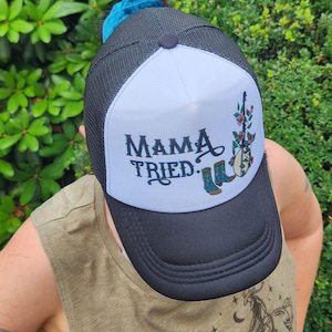 Pronto para envio | Boné Trucker | Estampado à mão | Mama Tried | Boné preto