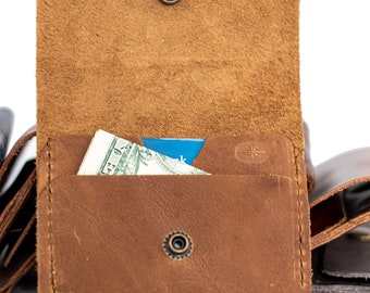 Tarjetero de piel curtida ecológica hecho a mano con garantía de por vida. Elegante y minimalista. Regalo perfecto para cualquier persona de tu lista.