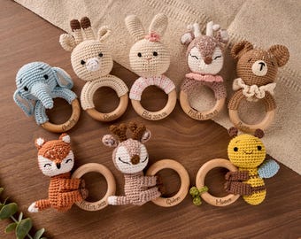 Hochet bébé personnalisé au crochet : anneau de dentition en bois gravé, cadeau nouveau-né