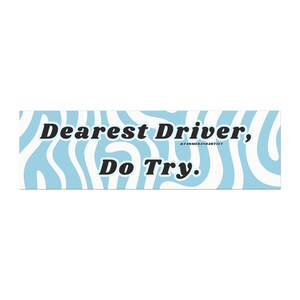Könnte beinhalten: Rechteckiger Aufkleber mit hellblauem und weißem Wellenmuster. Der Text "Dearest Driver, Do Try." ist in schwarzer, fetter Schrift. Der Text "@FARMERANDARTIST" ist in einer kleineren Schriftart.