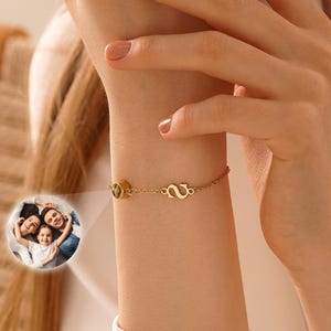 Pulsera con proyección de fotos personalizada, pulsera con letras delicadas, regalos con fotos personalizados, pulsera con foto conmemorativa e inicial, regalo del Día de la Madre