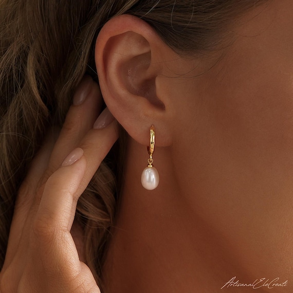 Minimalist Pearl Huggie Earrings, Freshwater Pearl Hoop Earrings, Gold Huggie Earrings, Wedding Pearl Jewelry, Gift for Mom, Bridesmaid Gift