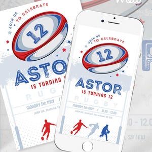Puede incluir: Una invitación digital para una fiesta de cumpleaños con temática de rugby mostrada en la pantalla de un teléfono inteligente y una tarjeta impresa. El diseño presenta un balón de rugby con el número 12, el texto "ASTOR IS TURNING 12" y siluetas de jugadores.