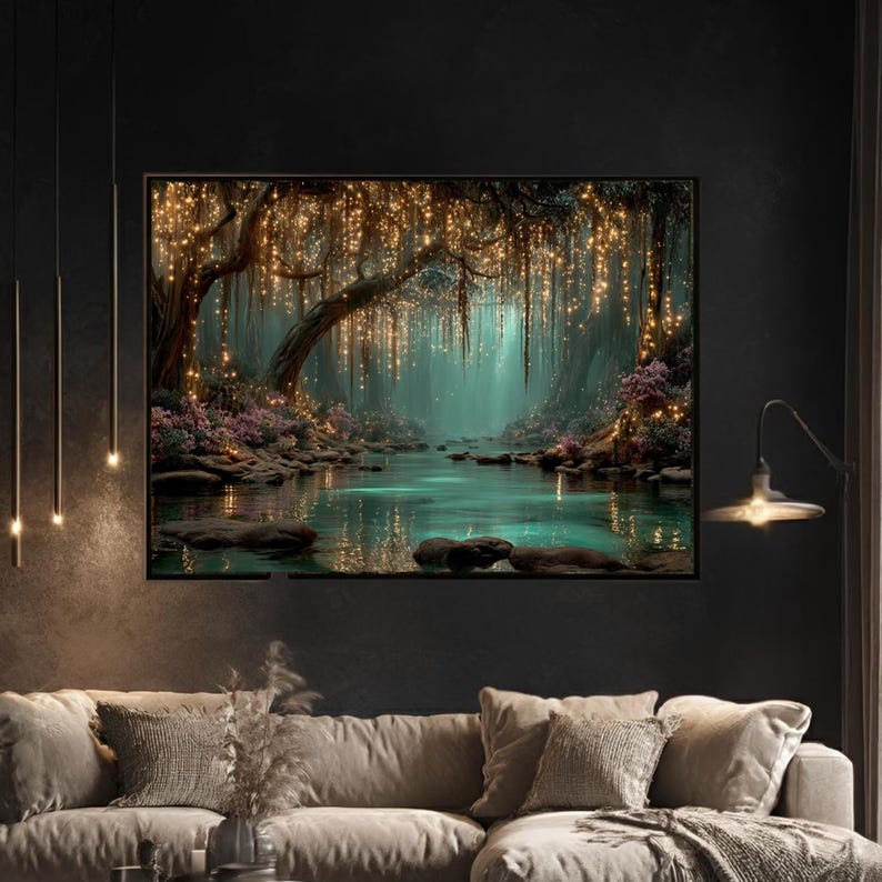 Puede incluir: Un cuadro rectangular que representa una escena de bosque oscuro con un r&iacute;o turquesa que fluye por el centro. Los &aacute;rboles est&aacute;n cubiertos de luces doradas brillantes y flores moradas crecen a lo largo de las orillas rocosas.