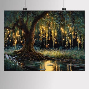 K&ouml;nnte beinhalten: Ein gro&szlig;er Baum mit dicker, strukturierter Rinde und langen, herabh&auml;ngenden &Auml;sten steht &uuml;ber einem dunklen, spiegelnden Gew&auml;sser. Zahlreiche kleine, leuchtend goldene Lichter h&auml;ngen im Laub und werfen ein warmes Licht auf die umliegenden Blumen.