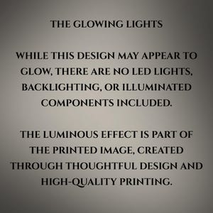 K&ouml;nnte beinhalten: Eine graue Informationstafel mit schwarzem Text: THE GLOWING LIGHTS. WHILE THIS DESIGN MAY APPEAR TO GLOW, THERE ARE NO LED LIGHTS, BACKLIGHTING, OR ILLUMINATED COMPONENTS INCLUDED. THE LUMINOUS EFFECT IS PART OF THE PRINTED IMAGE.