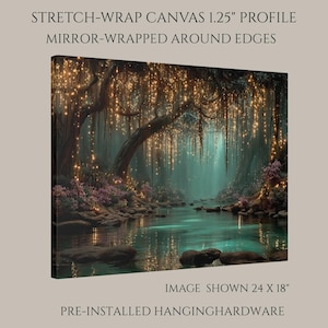 Puede incluir: Un lienzo con un perfil de 3,175 cm y bordes con efecto espejo, que muestra un bosque con un r&iacute;o turquesa, luces brillantes colgando de los &aacute;rboles y flores moradas. El texto dice STRETCH-WRAP CANVAS 1.25" PROFILE, MIRROR-WRAPPED AROUND EDGES, IMAGE SHOWN 60,96 X 45,72 CM, PRE-INSTALLED HANGINGHARDWARE.