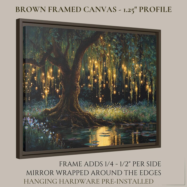 K&ouml;nnte beinhalten: Eine braun gerahmte Leinwand mit einem Landschaftsgem&auml;lde eines gro&szlig;en Baumes mit h&auml;ngenden goldenen Lichtern &uuml;ber einem Teich. Der Text lautet: BROWN FRAMED CANVAS - 1.25" PROFILE. DER RAHMEN F&Uuml;GT 0,6 BIS 1,3 CM PRO SEITE HINZU. SPIEGELUNG AN DEN KANTEN.