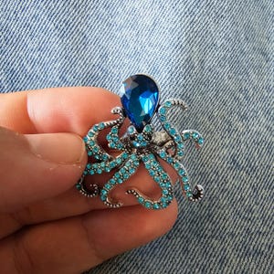 Blue Octopus Brooch – Unisex Nautical Rhinestone Pin for DIY Crafts, Jackets, Costumes, Gift Box Embellishments & Fashion Projects