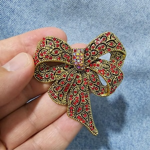 Vintage Bow Brooch – Ornate Red Rhinestone Pin for DIY Crafts, Jackets, Gift Wrap, Accessories & Retro-Inspired Fashion