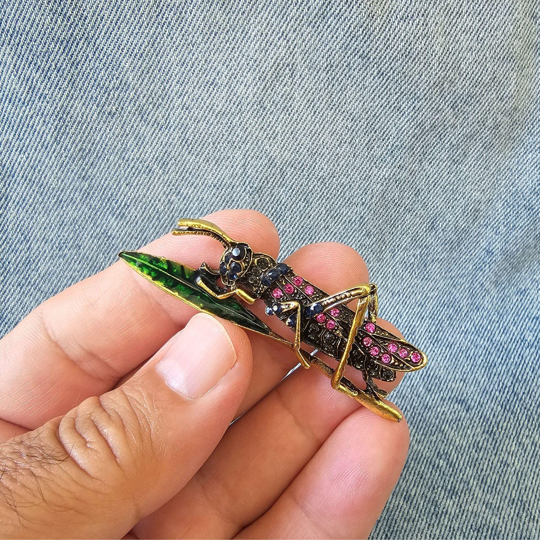 バッタのブローチ - クリスタル付きゴールドトーン昆虫ピン - DIY