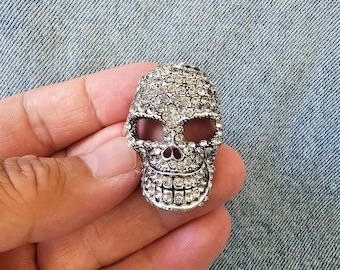 Broche de caveira com strass, acessório gótico para artesanato e decoração de fantasias de Halloween para jaquetas e bolsas.