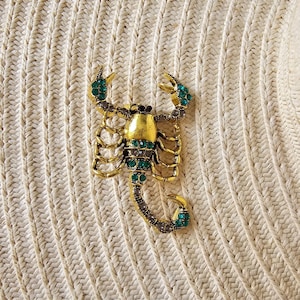 Green Crystal Scorpion Brooch – Gold-Tone Statement Pin for DIY Jackets, Bags, Crafts & Zodiac Gifts