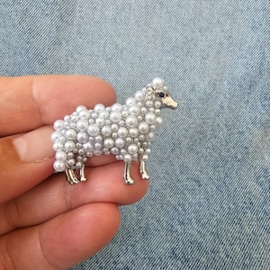 Pearl Sheep Brooch – Cute Animal Craft Embellishment – DIY Jacket Pin – Sewing Supply for Bag, Hat or Costume Projects