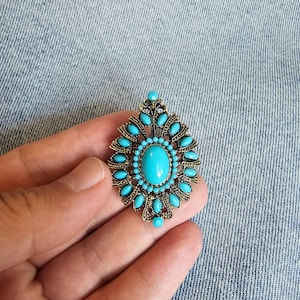 Türkis Cabochon Brosche Anhänger | Vintage Style Kristall Anstecknadel | Bastelbedarf für Jacken, Kleider & Halsketten