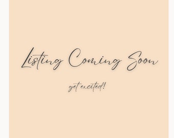 Puede incluir: Un fondo de color melocotón con el texto "Listing Coming Soon" en fuente cursiva negra. Debajo del texto está "get excited!" en una fuente negra más pequeña.