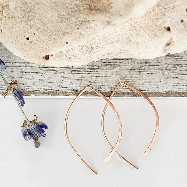 Boucles d'oreilles à arc martelé -Petites // 14Kt Rose Gold Fill // Open Hoop // Pull Through // Boucles d'oreilles minimalistes