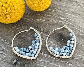 Petites créoles pétales d'opale bleue, boucles d'oreilles avec fil métallique rempli d'or 14 carats, créoles en pierres précieuses bleu poudré, créoles uniques