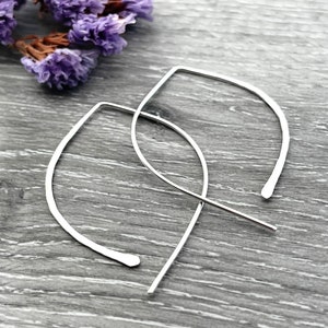 Pendientes grandes de arco de rosca martillados minimalistas y modernos, hechos de plata de ley sin níquel.
