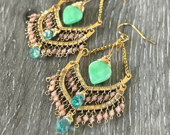 Elegantes aretes de araña de piedras preciosas bohemias hechos de relleno de oro de 14 k sin níquel, apatita, crisoprasa y rodocrosita