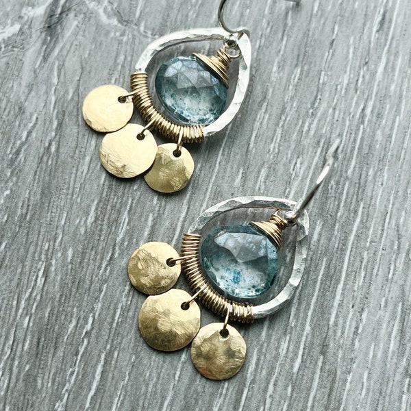 Boucles d'oreilles Boho Luxe en métal mélangé, cerceaux uniques en quartz bleu, boucles d'oreilles en forme de larme en argent et or 14 carats, boucles d'oreilles en disque d'or