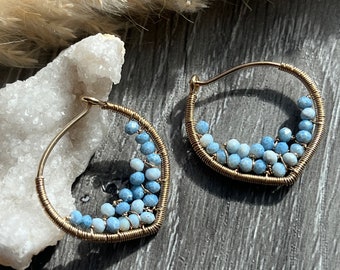 Créoles opale bleue, boucles d'oreilles avec fil métallique rempli d'or 14 carats, créoles en pierres précieuses bleu poudré, créoles uniques