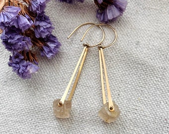 Boucles d'oreilles pendantes en or et pierres précieuses brutes, boucles d'oreilles minimalistes en topaze impériale, bijoux minéraux bohèmes, boucles d'oreilles en cristal, cadeau pour elle