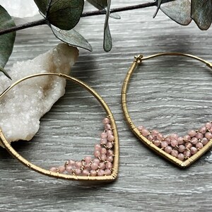 Créoles en perles de pierres précieuses, Boucles d'oreilles en rhodochrosite rose, Boucles d'oreilles en fil de fer rempli d'or 14 carats, Créoles en pierres précieuses bleu poudré, Créoles uniques image 4