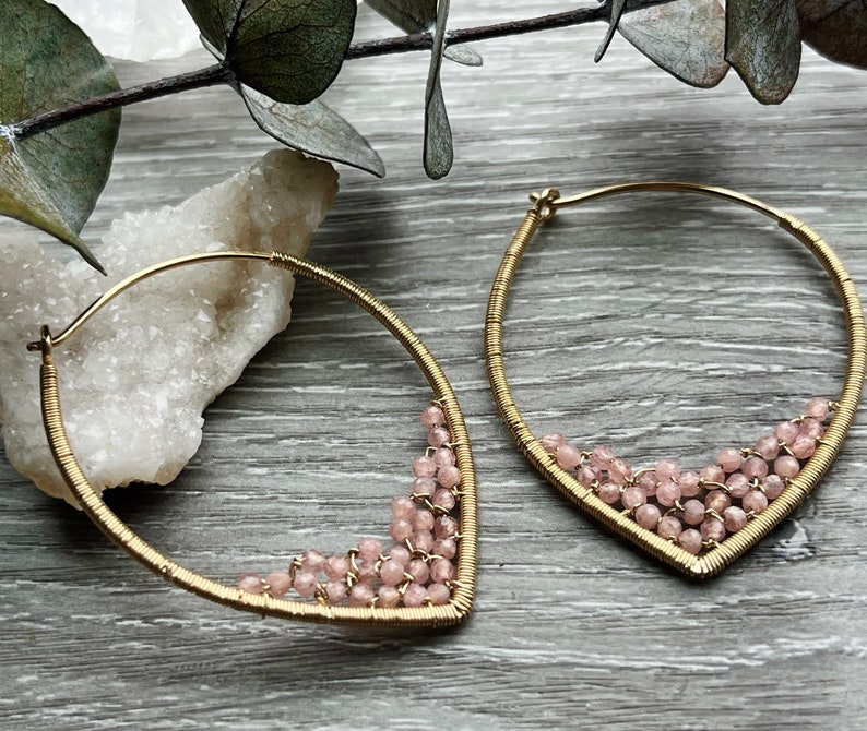 Créoles en perles de pierres précieuses, Boucles d'oreilles en rhodochrosite rose, Boucles d'oreilles en fil de fer rempli d'or 14 carats, Créoles en pierres précieuses bleu poudré, Créoles uniques image 4