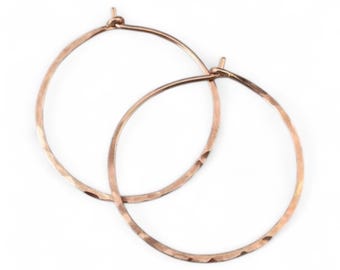 Aros rellenos de oro rosa de 14 quilates: grandes y ligeros, martillados.