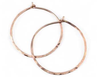 Aros martillados con círculo relleno de oro rosa // Redondos // Sencillos // Para diario // Ligeros // Texturizados // Hechos a mano //