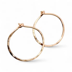 Aros martillados rellenos de oro rosa: delicados aros circulares