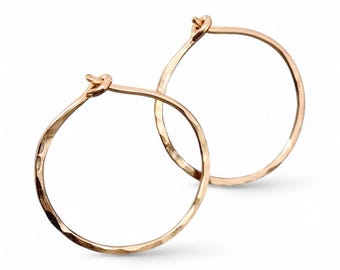 Aros martillados rellenos de oro rosa: delicados aros circulares