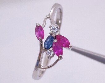 Ring met blauwe saffier en robijn: 18 kt verguld sterlingzilver, VS 7