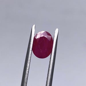 Natuurlijke Birmaanse robijn ~ 1,67 kt Natuurlijke bloedrobijn van duiven ~ Birmaanse robijn met ovale vorm ~ Prachtige rode robijn ~ Prachtige kleur robijn ~ Geboortesteen juli