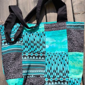 ハンドメイドのグリーン、ターコイズ、ブラックのパッチワークトートバッグ（ポケット付き）