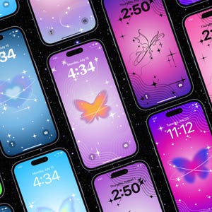 Pode incluir: Uma colagem de nove telas de telefone com diferentes fundos e horários. Cada tela apresenta um design de borboleta diferente com um degradê de cores rosa, roxo e azul. As telas também têm um fundo de céu estrelado noturno com estrelas brancas.