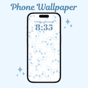 Puede incluir: Un fondo de pantalla de teléfono azul floral con fondo blanco. La pantalla del teléfono muestra la hora, "8:35", y la fecha, "Tuesday, January 21".