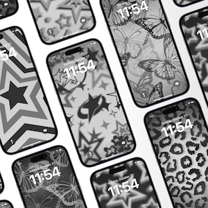 Può includere: Un collage di nove diversi sfondi per telefono in bianco e nero. Ogni sfondo presenta un motivo diverso, tra cui stelle, farfalle e stampa animalier. L'ora è visualizzata su ogni sfondo come 11:54.