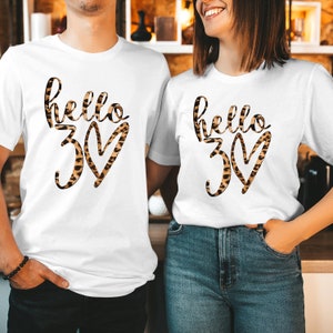 TSHIRT (621) HELLO 30 Thirty 30th Birthday T-Shirt Gift for Her Ladies Women&#39;s Friends 40th 50th 60th 70th 80th Celebration Party T Shirt