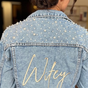 Mrs Pearl Jeansjacke, Custom Braut Jeansjacke, Mrs Denim Jacket, Personalisierte Jeansjacke, Brautgeschenk, Brautperlen, ESE021.B.N.C
